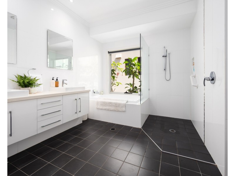 33 The sovereign Mile, Sovereign Islands QLD 4216