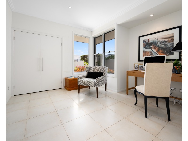 33 The sovereign Mile, Sovereign Islands QLD 4216