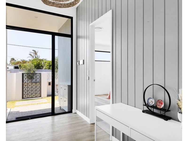 2 Pensacola Court, Broadbeach Waters QLD 4218