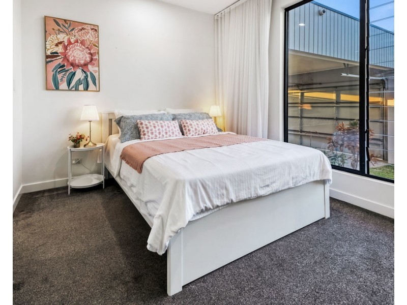2 Pensacola Court, Broadbeach Waters QLD 4218
