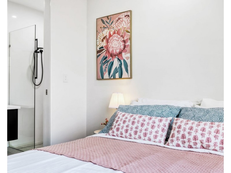 2 Pensacola Court, Broadbeach Waters QLD 4218