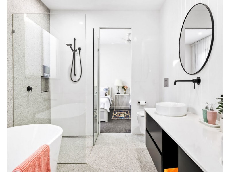 2 Pensacola Court, Broadbeach Waters QLD 4218