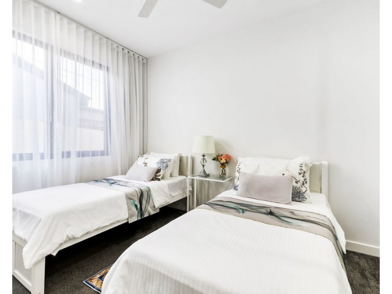 2 Pensacola Court, Broadbeach Waters QLD 4218