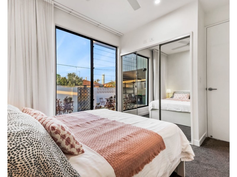 2 Pensacola Court, Broadbeach Waters QLD 4218