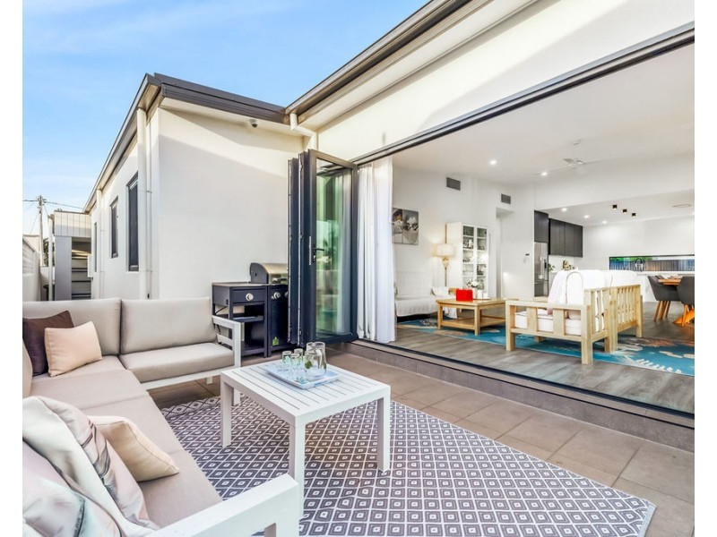 2 Pensacola Court, Broadbeach Waters QLD 4218