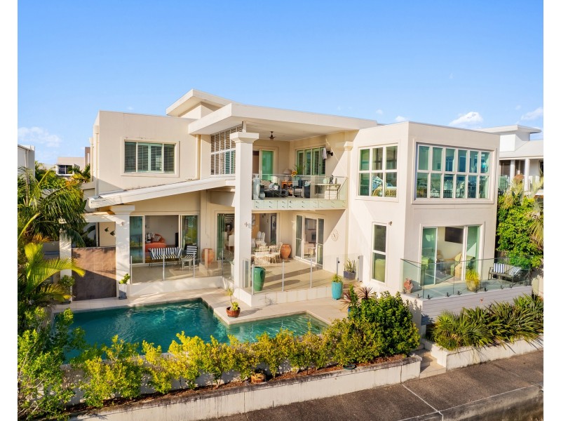 80 Royal Albert Crescent, Sovereign Islands QLD 4216