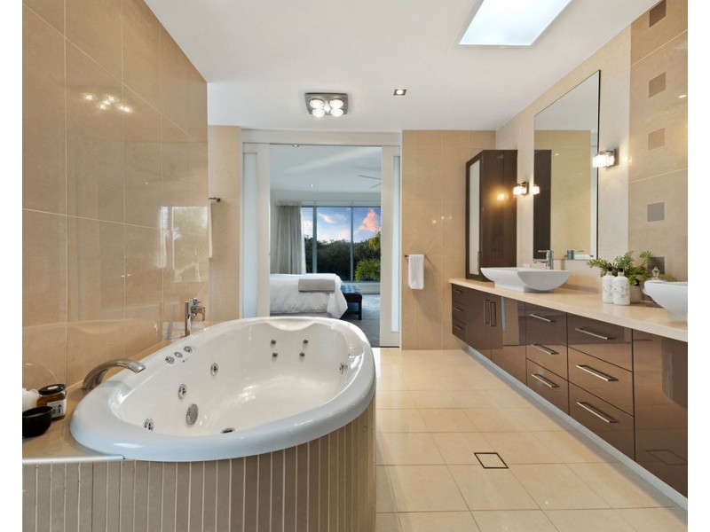 2342 Cressbrook Drive, Hope Island QLD 4212