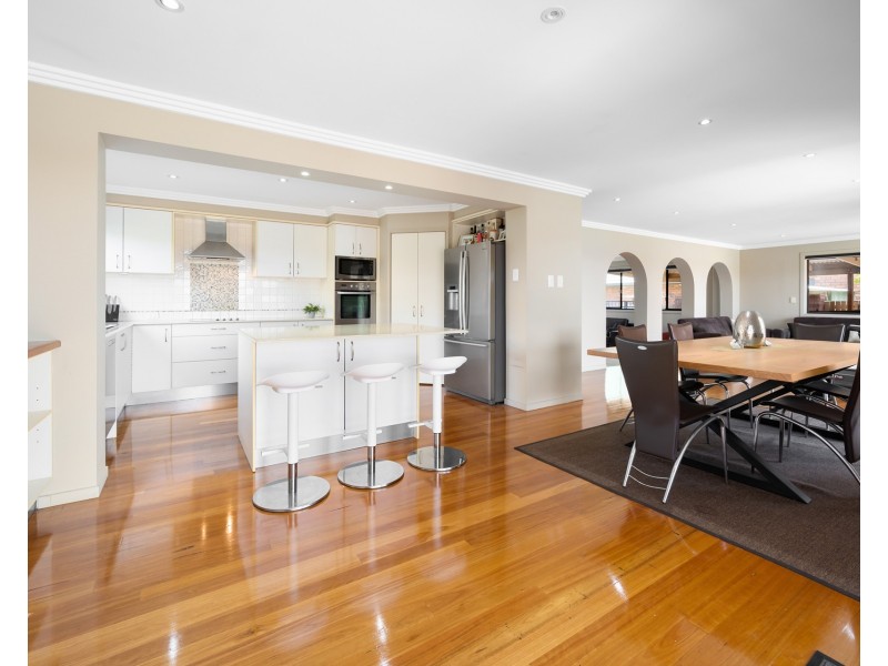 25 Camelot Crescent, Hollywell QLD 4216