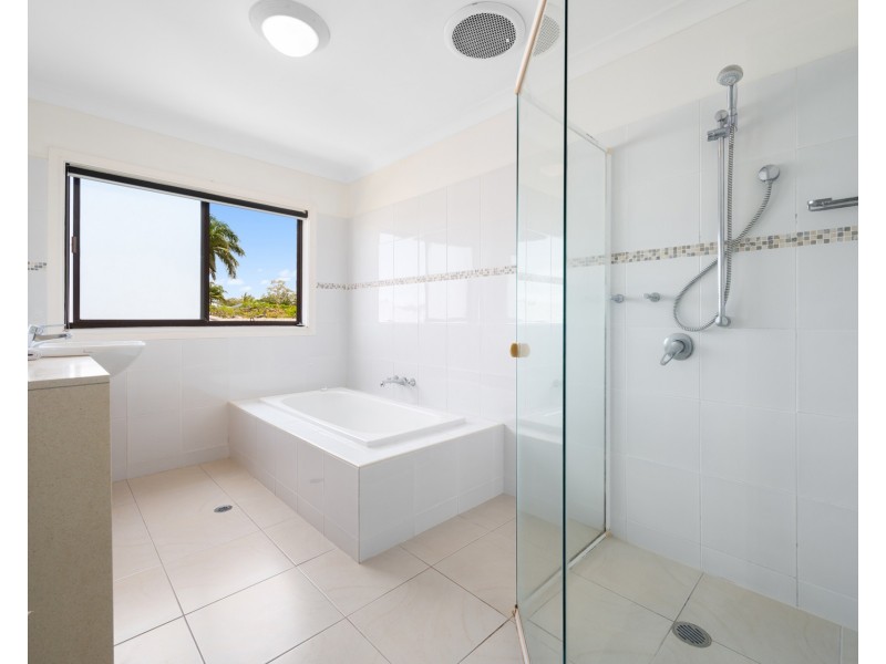 25 Camelot Crescent, Hollywell QLD 4216