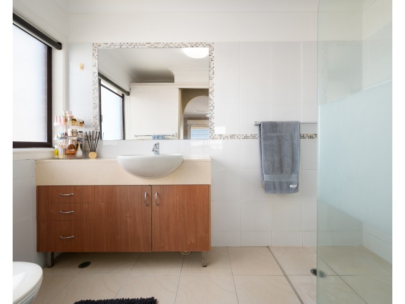 25 Camelot Crescent, Hollywell QLD 4216