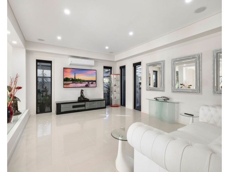 42 The Sovereign Mile, Sovereign Islands QLD 4216