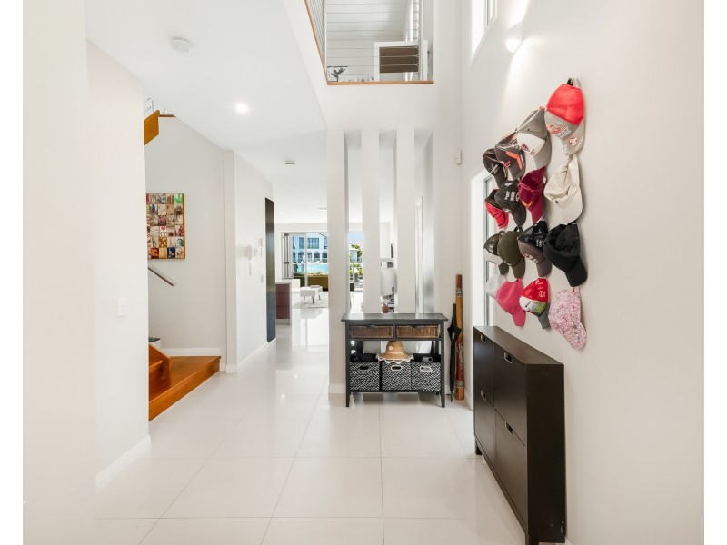 2243 Glengallon Way, Hope Island QLD 4212