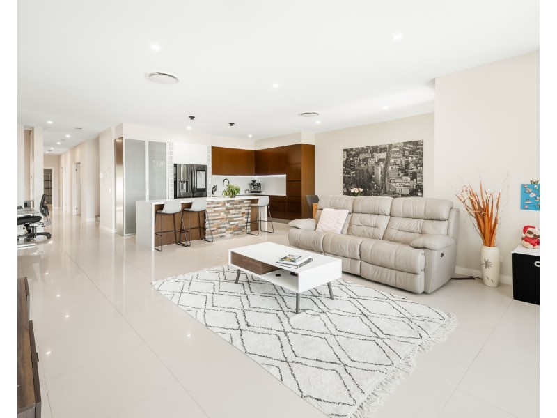 2243 Glengallon Way, Hope Island QLD 4212