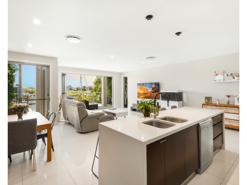 2243 Glengallon Way, Hope Island QLD 4212