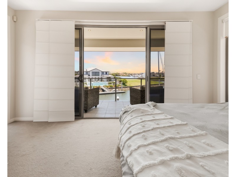 2243 Glengallon Way, Hope Island QLD 4212