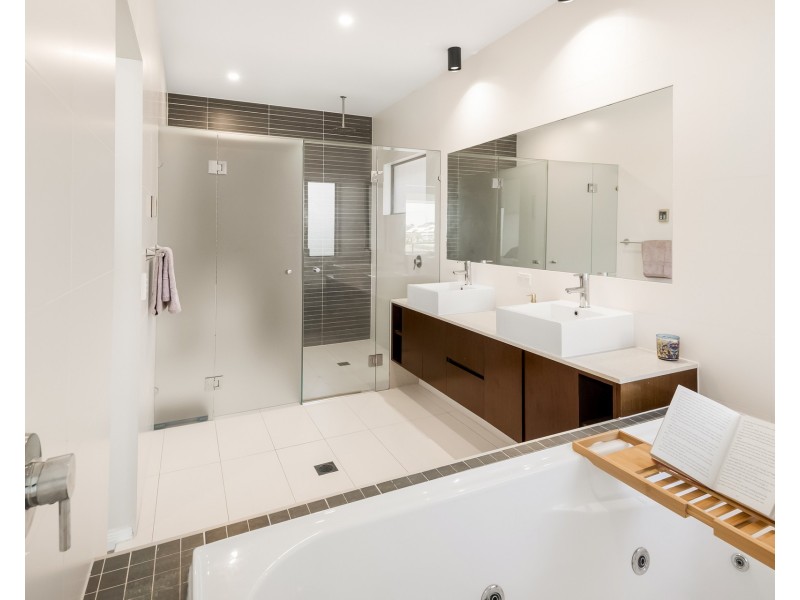 2243 Glengallon Way, Hope Island QLD 4212