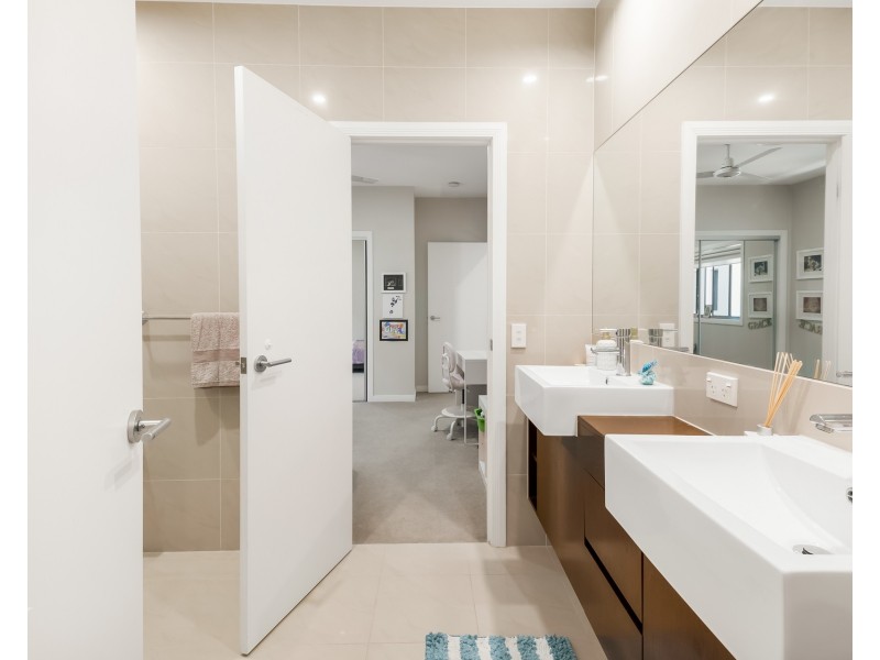 2243 Glengallon Way, Hope Island QLD 4212