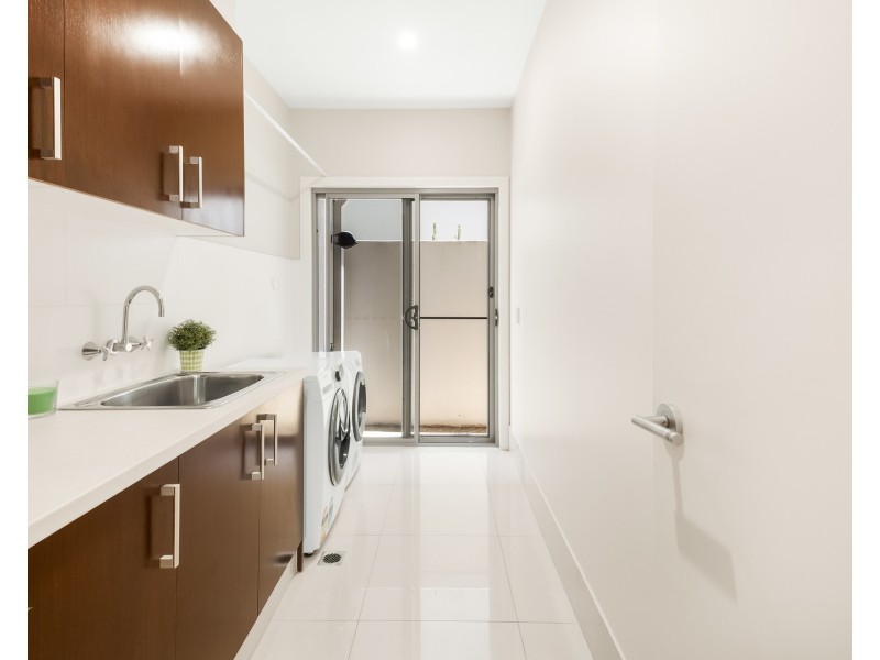 2243 Glengallon Way, Hope Island QLD 4212