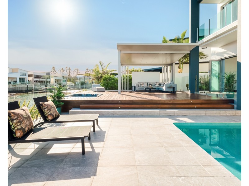 19 Knightsbridge Parade East, Sovereign Islands QLD 4216