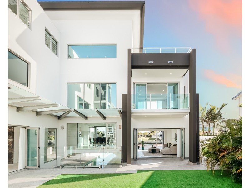 19 Knightsbridge Parade East, Sovereign Islands QLD 4216