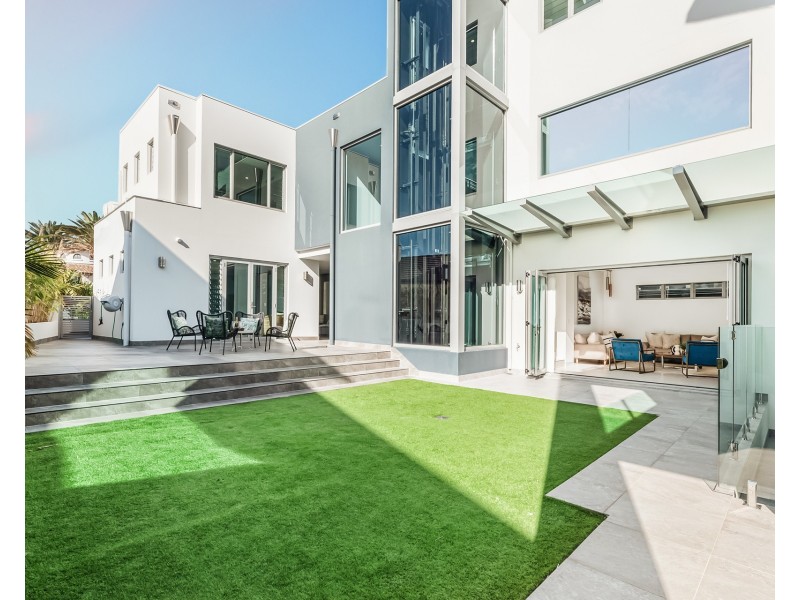 19 Knightsbridge Parade East, Sovereign Islands QLD 4216