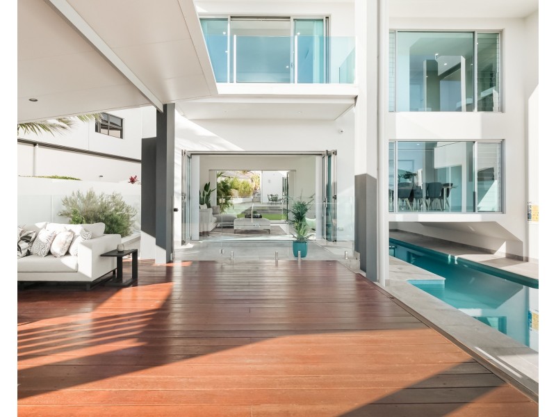 19 Knightsbridge Parade East, Sovereign Islands QLD 4216