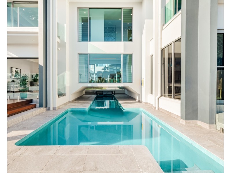 19 Knightsbridge Parade East, Sovereign Islands QLD 4216
