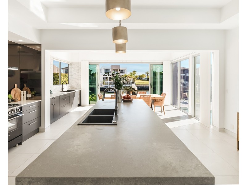 19 Knightsbridge Parade East, Sovereign Islands QLD 4216