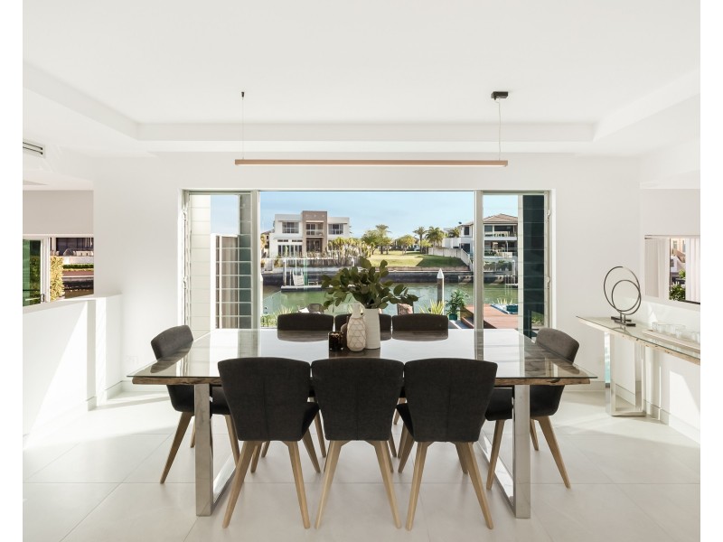19 Knightsbridge Parade East, Sovereign Islands QLD 4216