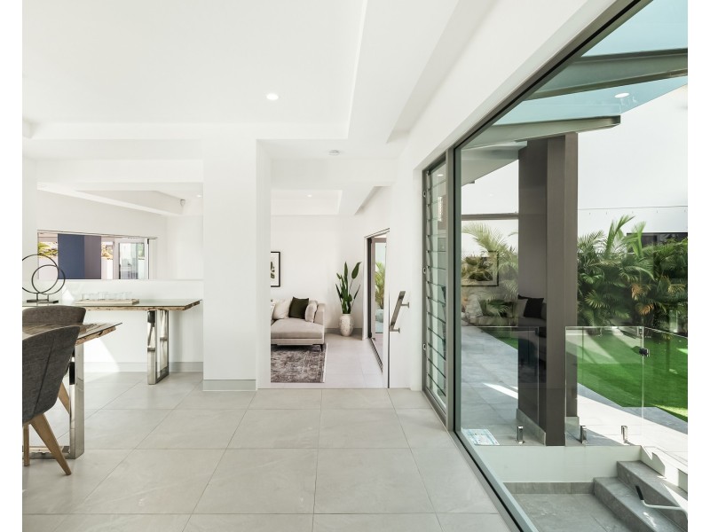 19 Knightsbridge Parade East, Sovereign Islands QLD 4216