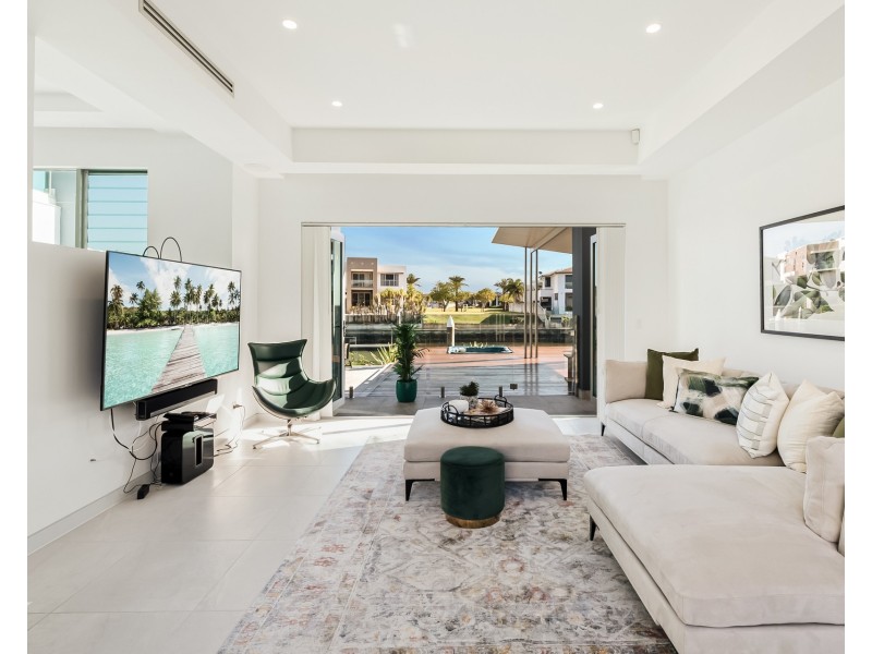 19 Knightsbridge Parade East, Sovereign Islands QLD 4216