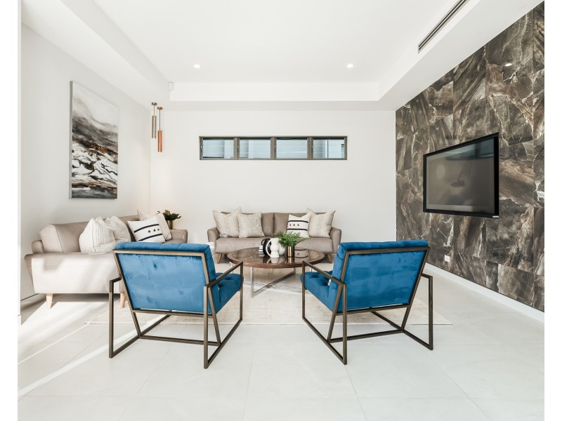 19 Knightsbridge Parade East, Sovereign Islands QLD 4216