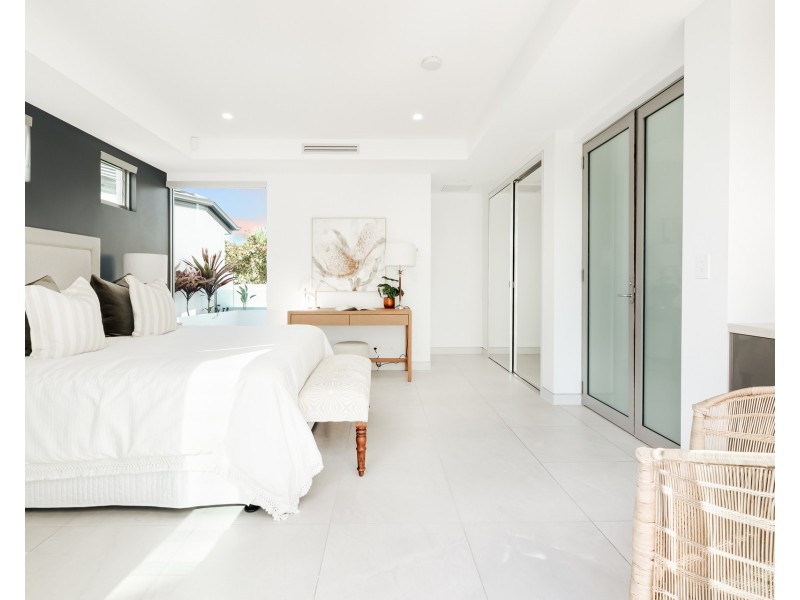 19 Knightsbridge Parade East, Sovereign Islands QLD 4216