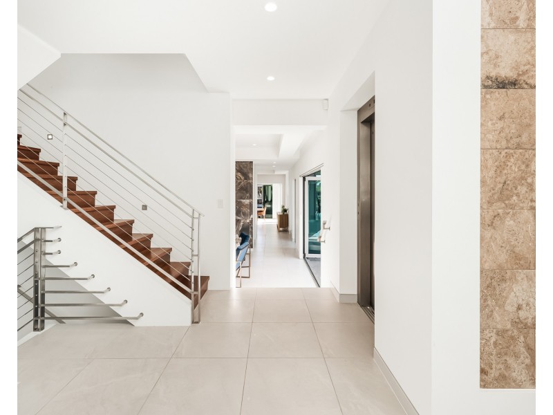 19 Knightsbridge Parade East, Sovereign Islands QLD 4216