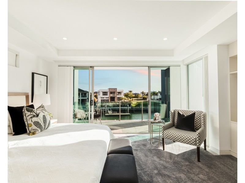 19 Knightsbridge Parade East, Sovereign Islands QLD 4216