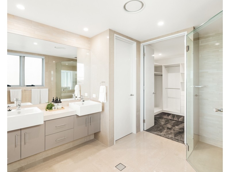 19 Knightsbridge Parade East, Sovereign Islands QLD 4216