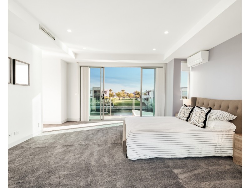 19 Knightsbridge Parade East, Sovereign Islands QLD 4216