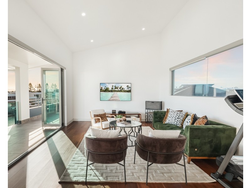 19 Knightsbridge Parade East, Sovereign Islands QLD 4216