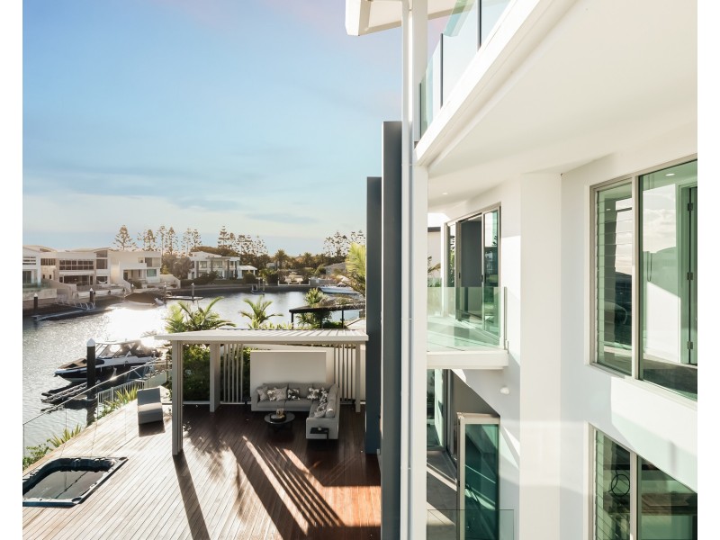 19 Knightsbridge Parade East, Sovereign Islands QLD 4216