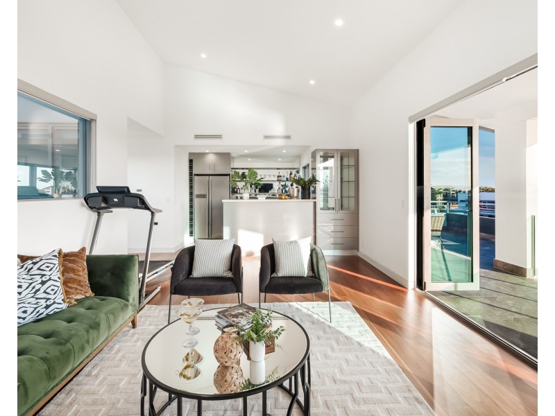19 Knightsbridge Parade East, Sovereign Islands QLD 4216
