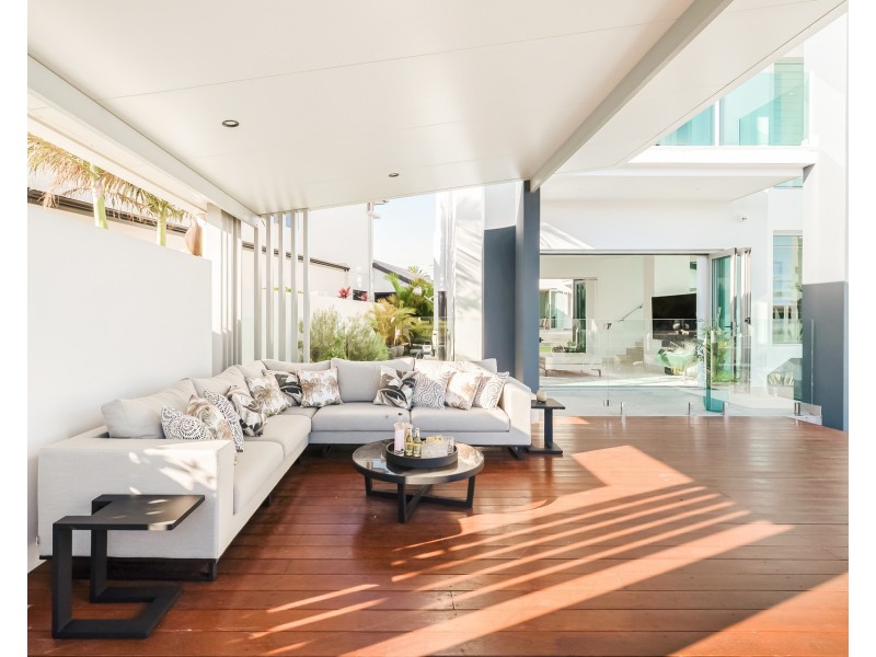 19 Knightsbridge Parade East, Sovereign Islands QLD 4216