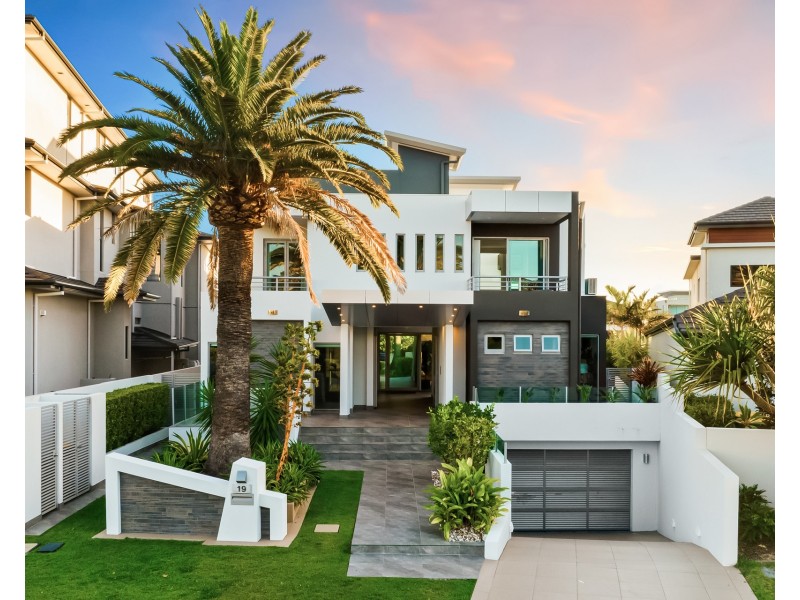 19 Knightsbridge Parade East, Sovereign Islands QLD 4216