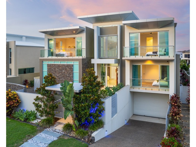 12 Royal Albert Crescent, Sovereign Islands QLD 4216