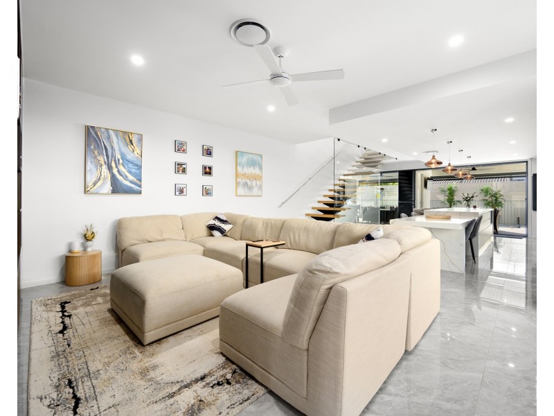 2/9 Shoveller Avenue, Paradise Point QLD 4216