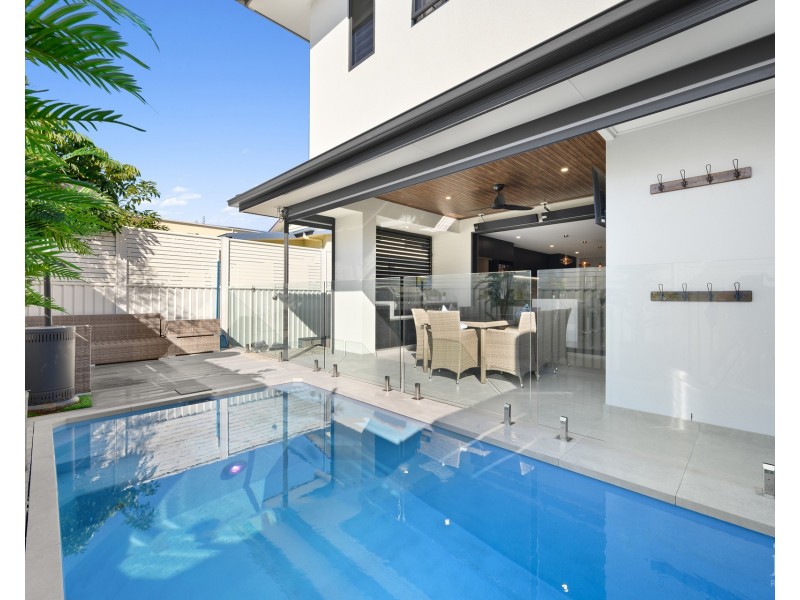 2/9 Shoveller Avenue, Paradise Point QLD 4216