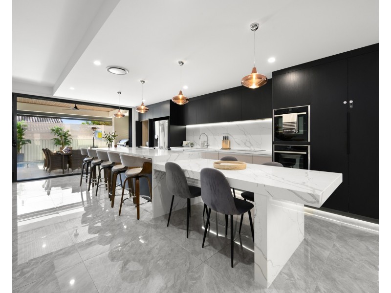 2/9 Shoveller Avenue, Paradise Point QLD 4216