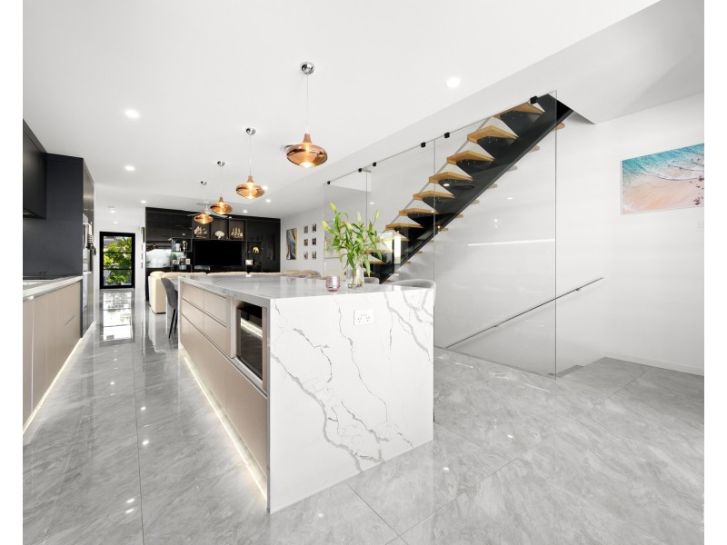 2/9 Shoveller Avenue, Paradise Point QLD 4216