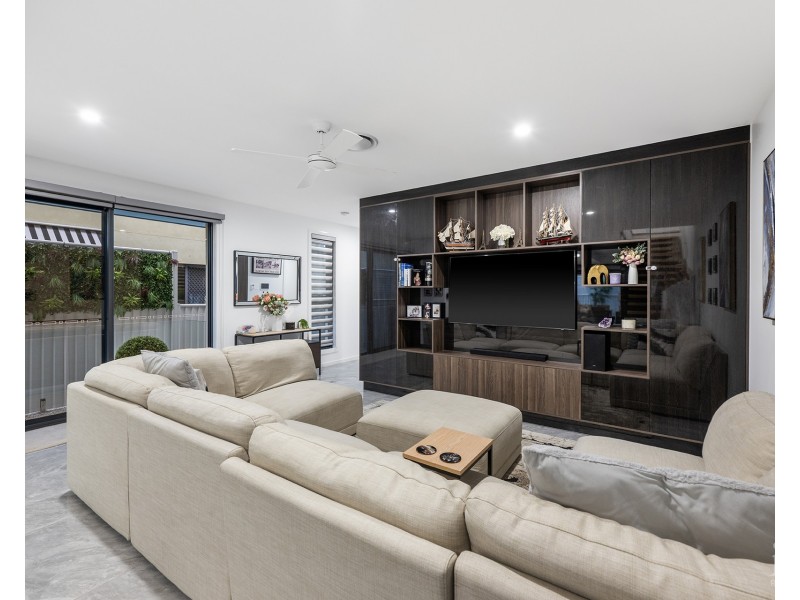 2/9 Shoveller Avenue, Paradise Point QLD 4216