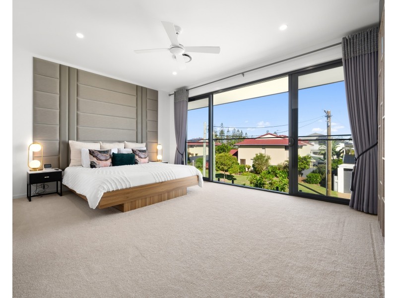 2/9 Shoveller Avenue, Paradise Point QLD 4216