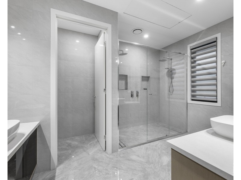 2/9 Shoveller Avenue, Paradise Point QLD 4216
